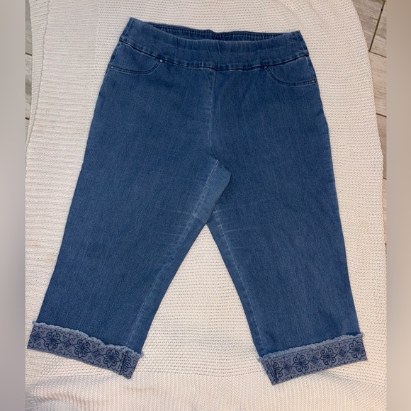 Alfred Dunner Blue Cropped Jeans with Embroidered Cuff - sz14 (P11) - Picture 2 of 4